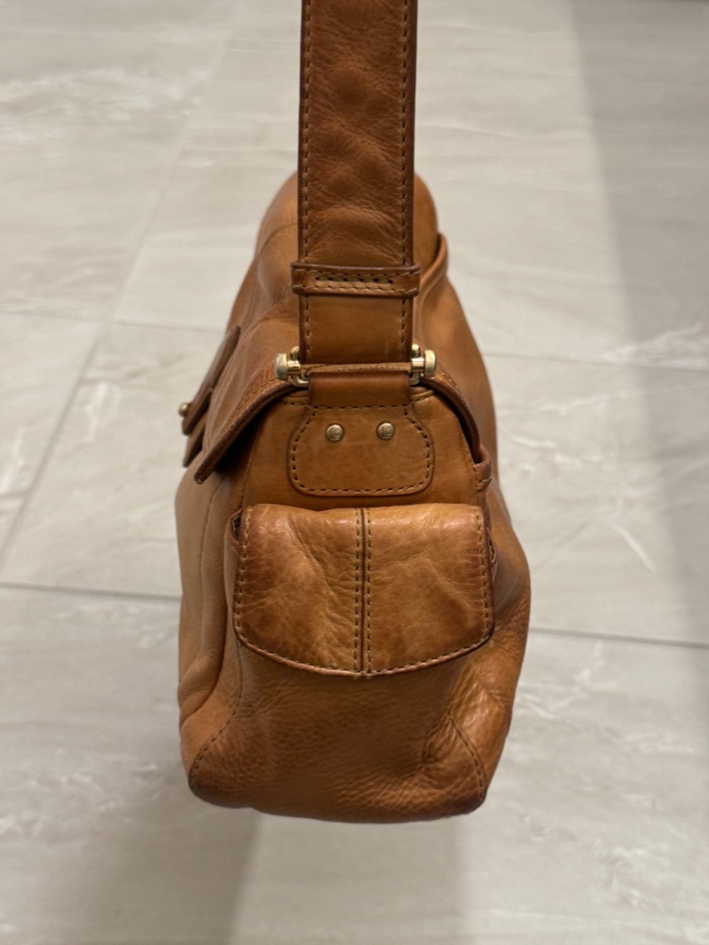 Classic Women's Leather Shoulder Bag in Tan - Picture 9 of 16